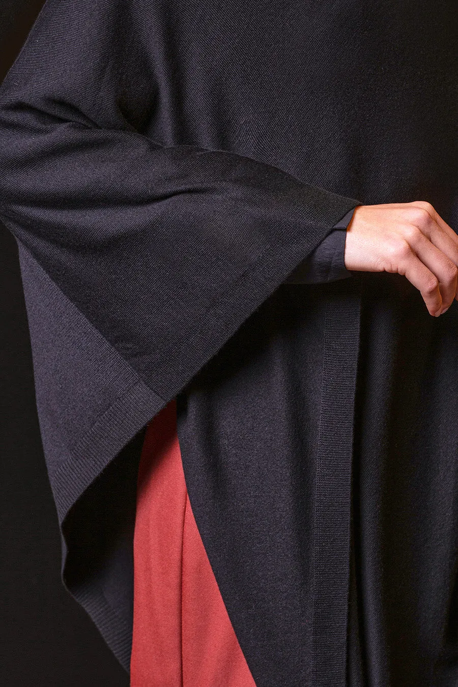 Beryl Poncho Vicuña Color Black