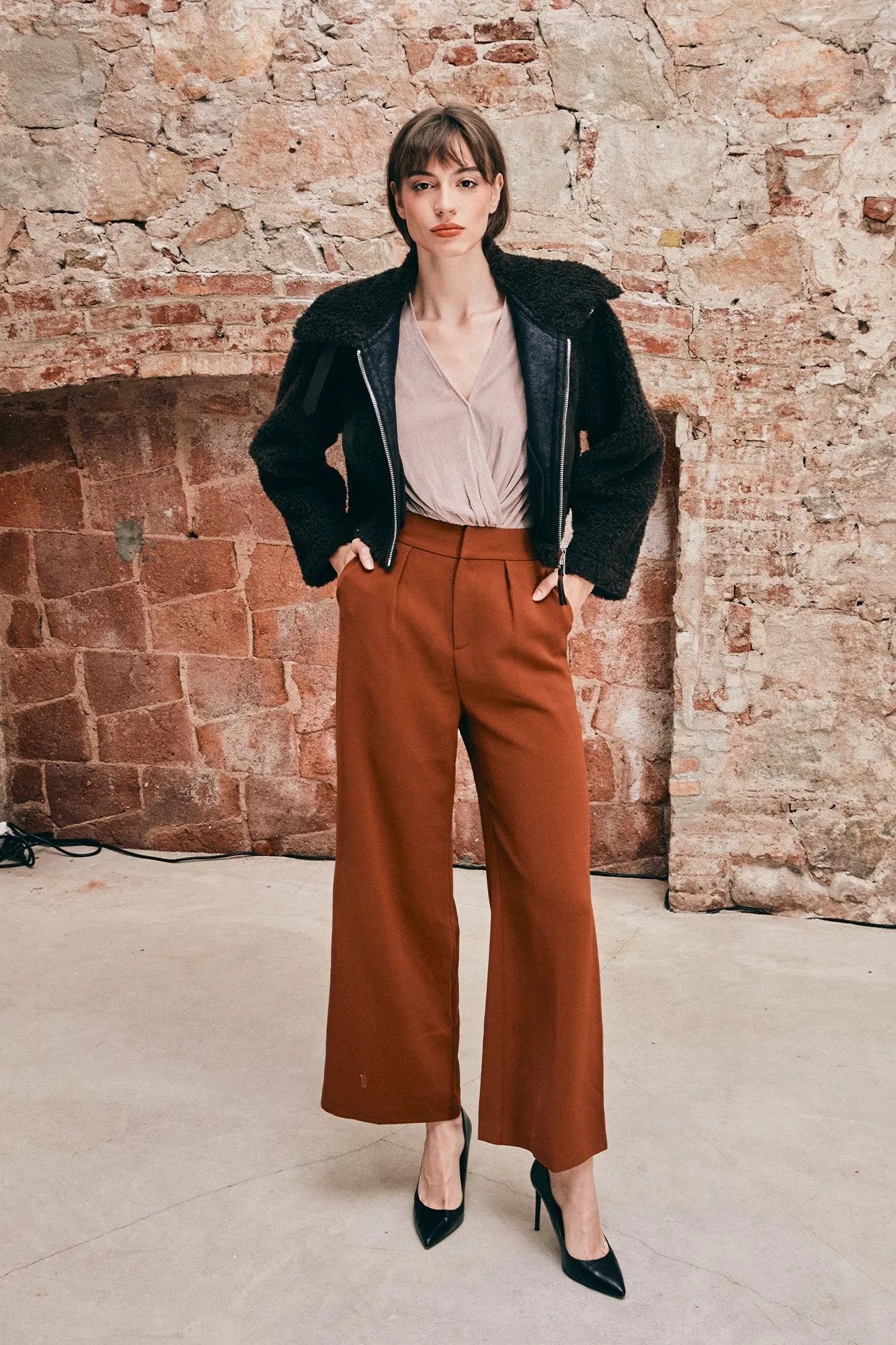 PLEAT DRAPE LEG TROUSER